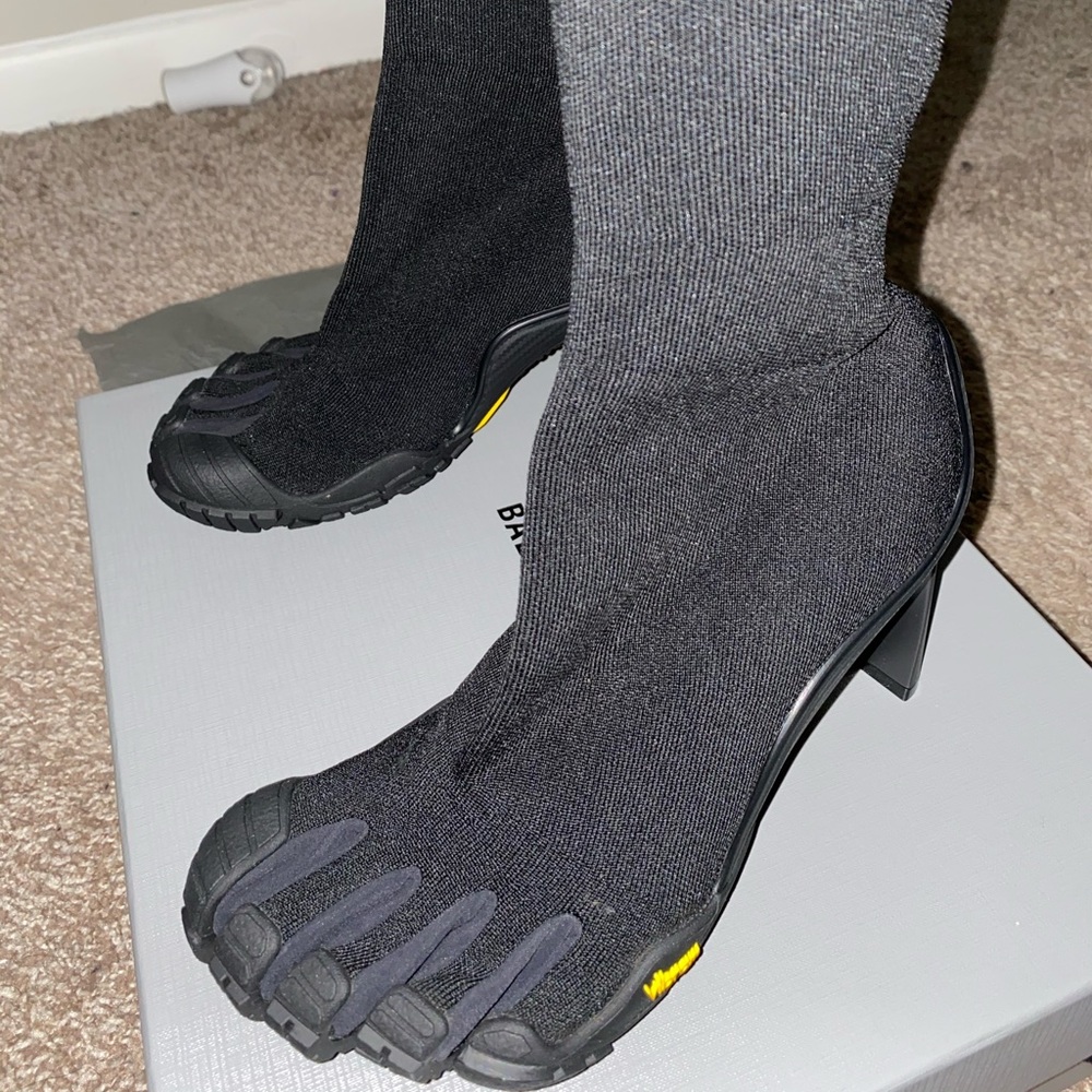 BALENCIAGA SPLIT TOE PULL UP BOOTIE
SIZE 8
LIKENEW